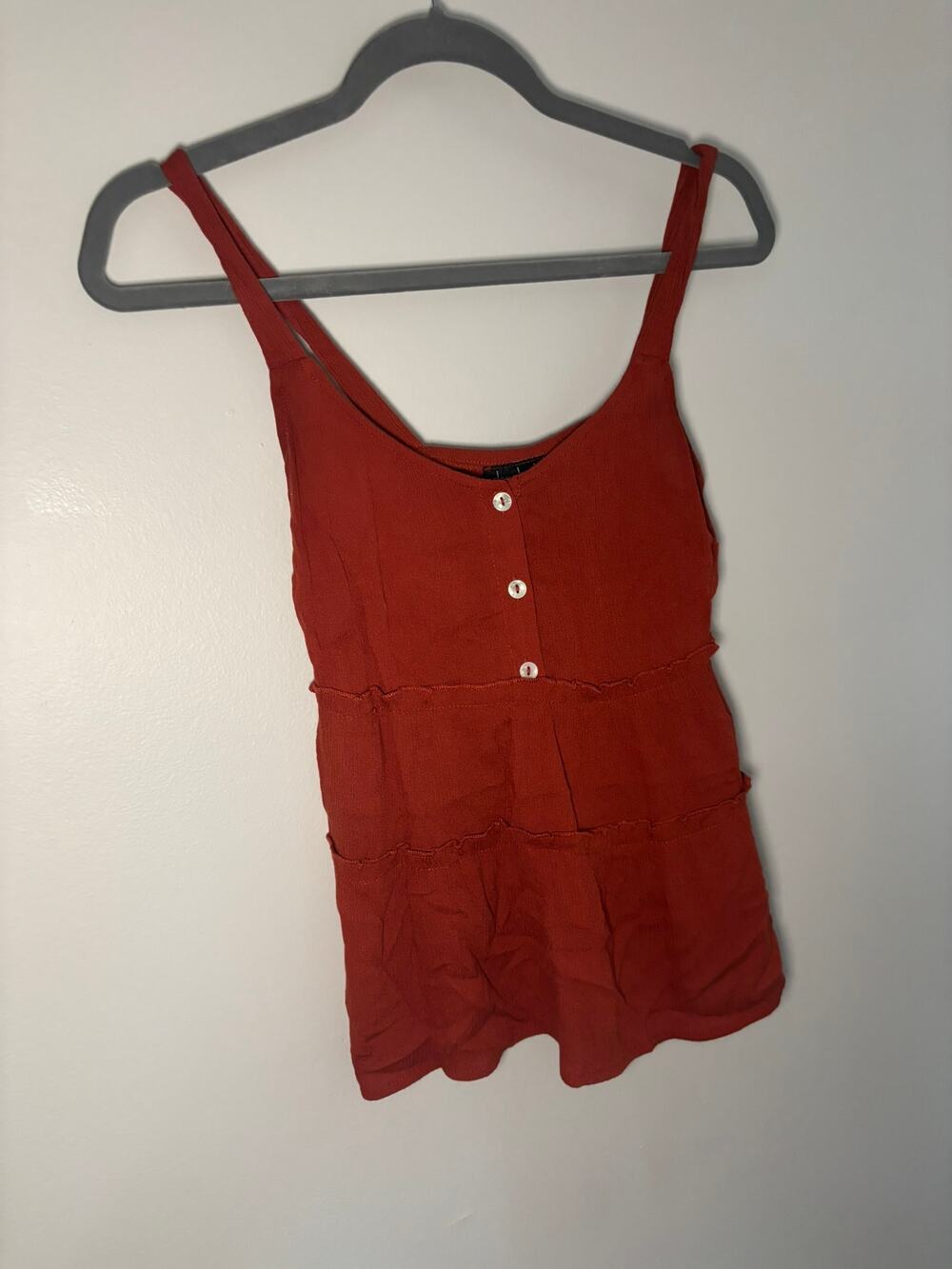 derek heart Rust red textured spaghetti strap scoop neck button front tiered rom
